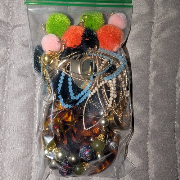 $3 with Bundle ~ Grab Bag Full of Cheap NWOT Costume Jewelry Earrings 4358 - Picture 1 of 3